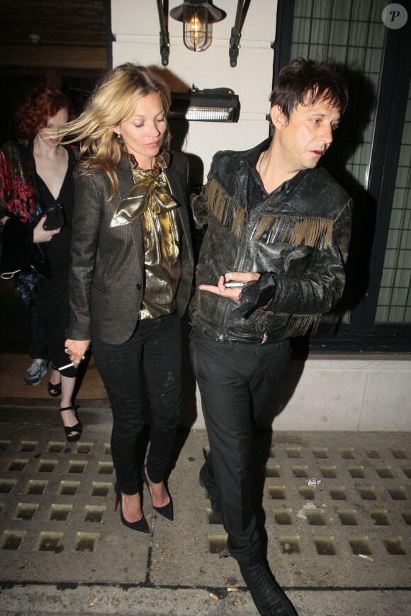 Le top anglais Kate Moss et son mari Jamie Hince lors d'une sortie à Londres le 11 juin 2013
