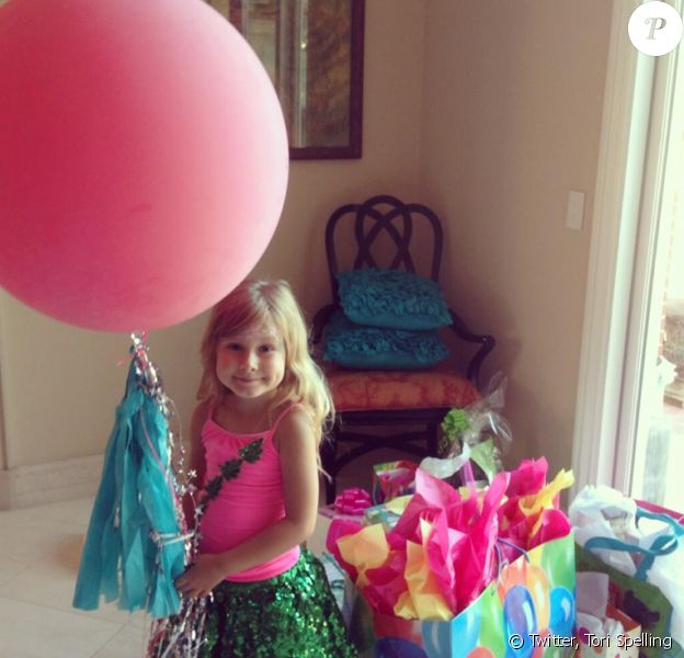 Tori Spelling a posté deux photos de sa fille Stella sur son compte Twitter. Sa fille fêtait ses 5 ans dimanche 9 juin 2013.