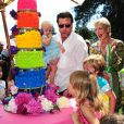 Tori Spelling, Dean McDermott, leurs enfants Hattie, Liam et Finn, célèbrent le 5e anniversaire de Stella. Juin 2013.