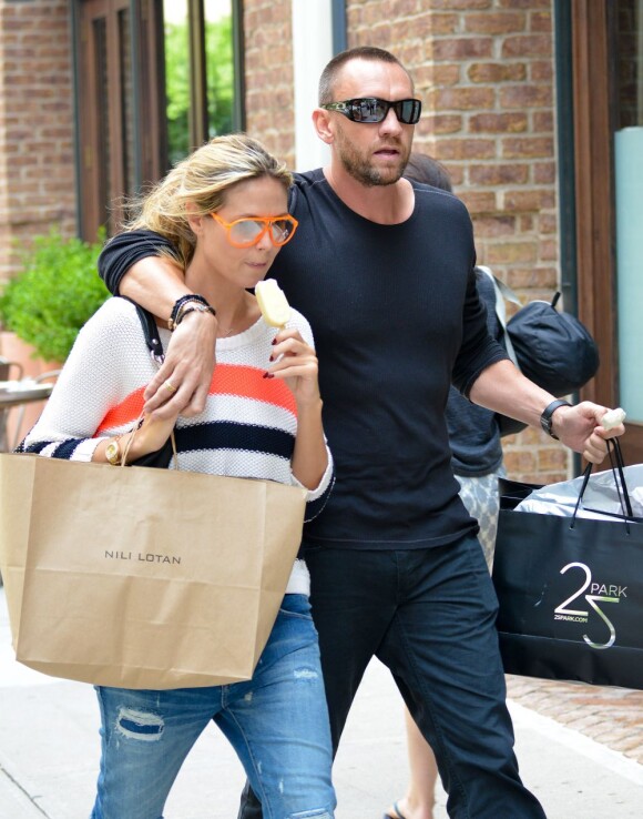 Heidi Klum et Martin Kirsten font du shopping à New York le 11 juin 2013. La jolie blonde mange une glace.