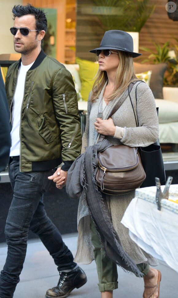 Jennifer Aniston et son fiancé Justin Theroux dans les rues de New York le 13 mai 2013
