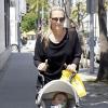 Molly Sims avec son fils Brooks dans les rues de Hollywood, le 12 juin 2013.