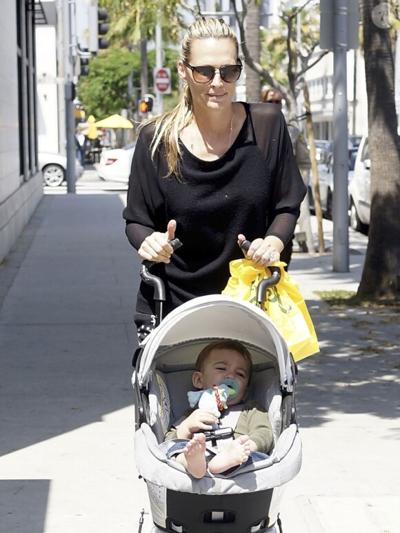 Molly Sims avec son fils Brooks dans les rues de Hollywood, le 12 juin 2013.