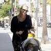 Molly Sims avec son fils Brooks dans les rues de Hollywood à Los Angeles, le 12 juin 2013.