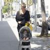 Molly Sims avec son fils Brooks dans les rues de Hollywood, le 12 juin 2013.
