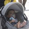 Molly Sims se promène avec son fils Brooks dans les rues de Hollywood, le 12 juin 2013.
