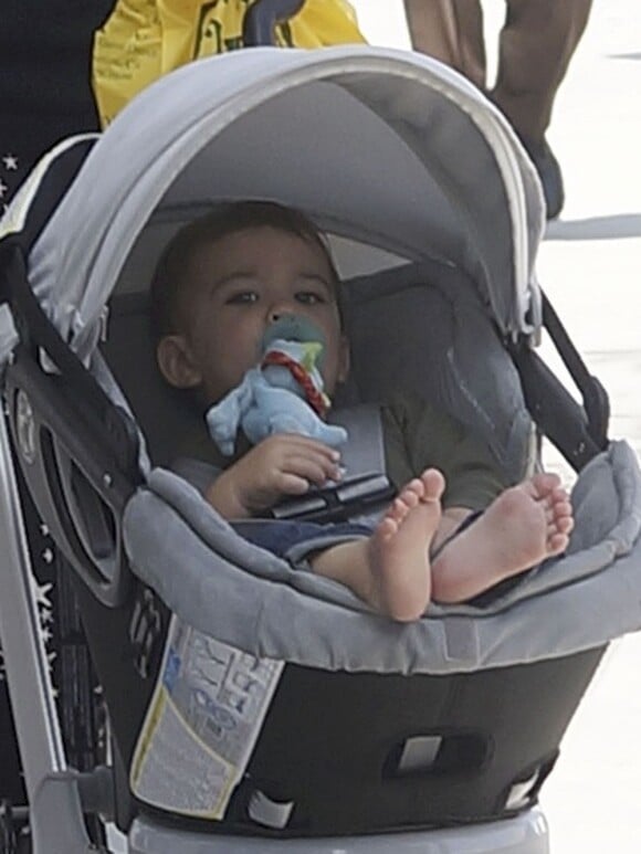 Molly Sims se promène avec son fils Brooks dans les rues de Hollywood, le 12 juin 2013.