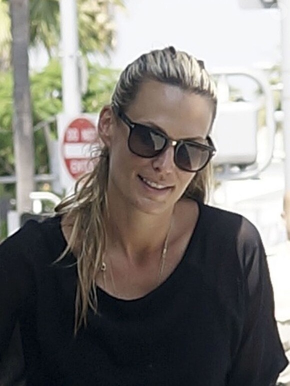 Molly Sims dans les rues de Hollywood à Los Angeles, le 12 juin 2013.