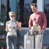 Exclusif - Jason Segel en séance shopping avec la charmante Bojana Novakovic à West Hollywood le 19 mai 2013