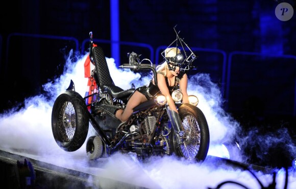 Lady Gaga sur scène à Londres pour le Born This Way Ball, le 8 septembre 2012.