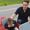 Heather Denno a pris en photo son fils Jaxson, très déçu lors de sa rencontre avec Robert Downey jr.- juin 2013, Massachusetts
