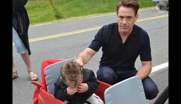 Heather Denno a pris en photo son fils Jaxson, très déçu lors de sa rencontre avec Robert Downey jr.- juin 2013, Massachusetts