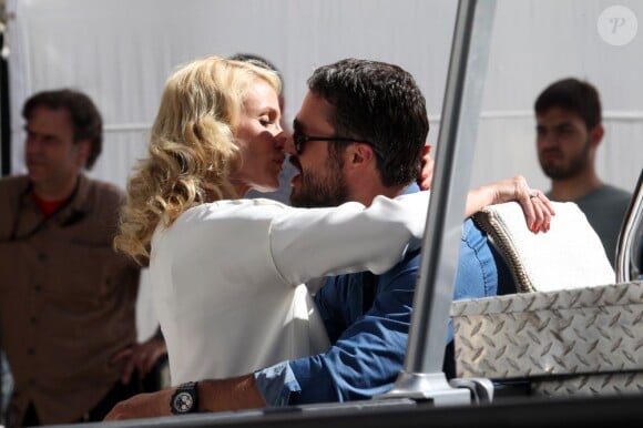 Cameron Diaz et Taylor Kinney échangent un baiser sur le tournage du film "The Other Woman" à New York, le 4 Juin 2013.