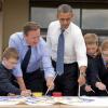David Cameron, Barack Obama - Sommet du G8 à Lough Erne en Irlande le 17 juin 2013. Ils ont été à la rencontre d'écoliers.