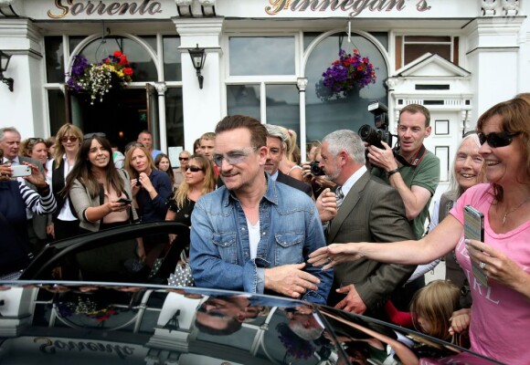 Bono repart de son déjeuner avec Michelle Obama et ses filles à Dublin, le 18 juin 2013.