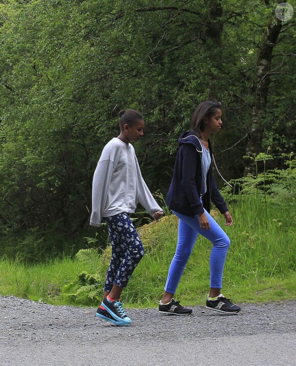Michelle Obama et ses filles Malia et Sasha lors de leur visite dans le parc national de Glendalough en Ireland, le 18 juin 2013.