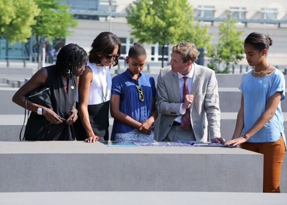 Michelle Obama et ses filles Sasha et Malia lors de leur visite du Mémorial de l'Holocauste à Berlin, le 19 juin 2013.