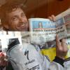 Patrick Dempsey découvre la une du journal local avant les 24 Heures du Mans des 22 et 23 juin prochains dans les rues du Mans le 16 juin 2013
