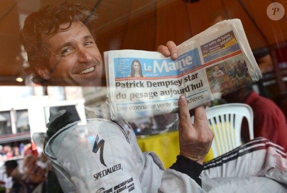 Patrick Dempsey découvre la une du journal local avant les 24 Heures du Mans des 22 et 23 juin prochains dans les rues du Mans le 16 juin 2013