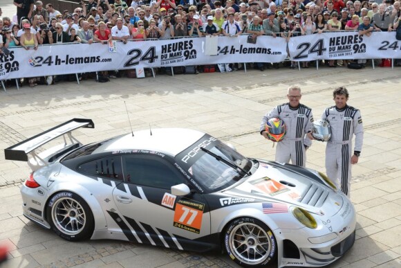 Patrick Dempsey prend la pose au côté de son coéquipier Joe Foster lors de la présentation des pilotes et des équipages qui particperont aux 24 Heures du Mans les 22 et 23 juin prochains dans les rues du Mans le 16 juin 2013