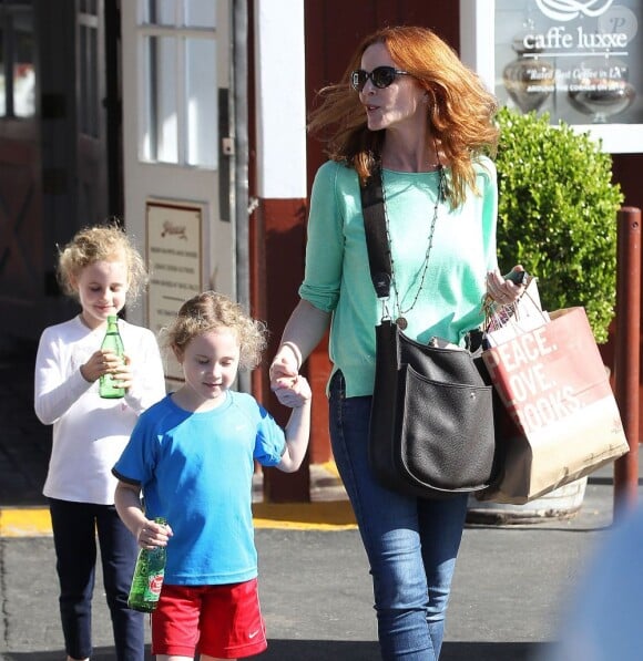 Marcia Cross fait du shopping avec ses adorables jumelles Eden et Savannah à Brentwood, le 19 juin 2013