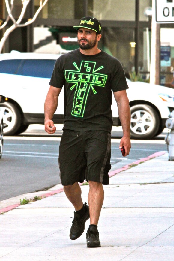 Jeremy Jackson (32 ans), celui qui incarnait Hobie, le fils de Mitch (David Hasselhoff) dans "Alerte à Malibu", à Beverly Hills le 10 avril 2013.