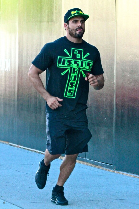 Jeremy Jackson, celui qui incarnait Hobie, le fils de Mitch (David Hasselhoff) dans "Alerte à Malibu", à Beverly Hills le 10 avril 2013.