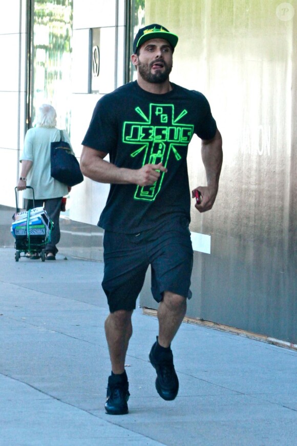 Jeremy Jackson (32 ans), celui qui incarnait Hobie, le fils de Mitch (David Hasselhoff) dans "Alerte à Malibu", à Beverly Hills le 10 avril 2013.