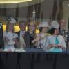 La princesse Beatrice et la princesse Eugenie d'York à fond derrière Estimate, cheval de la reine Elizabeth II qui s'est imposé dans la Gold Cup lors du Ladies' Day le 20 juin 2013 au Royal Ascot. 