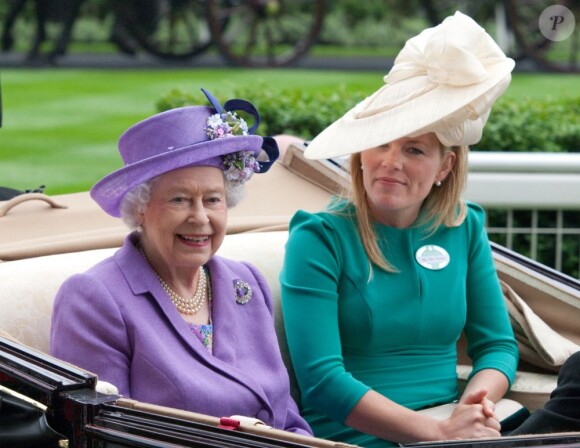 Elizabeth II arrivant avec Peter et Autumn Phillips à l'hippodrome d'Ascot pour la Gold Cup lors du Ladies' Day le 20 juin 2013 au Royal Ascot.