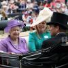 Elizabeth II arrivant avec Peter et Autumn Phillips à l'hippodrome d'Ascot pour la Gold Cup lors du Ladies' Day le 20 juin 2013 au Royal Ascot.