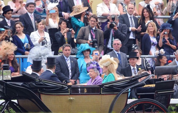 Elizabeth II arrivant avec son petit-fils Peter Phillips et son épouse Autumn  lors du Ladies' Day le 20 juin 2013 au Royal Ascot.