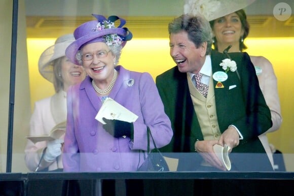 Elizabeth II dans la loge royale pour la Gold Cup lors du Ladies' Day le 20 juin 2013 au Royal Ascot.