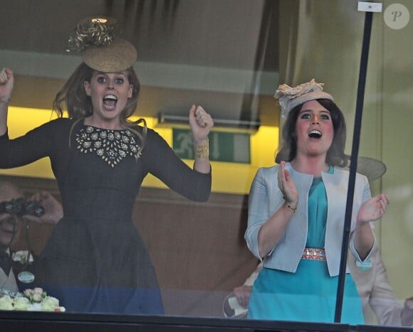 Beatrice et Eugenie d'York en transe pour Estimate, cheval de la reine Elizabeth II qui s'est imposé dans la Gold Cup lors du Ladies' Day le 20 juin 2013 au Royal Ascot.