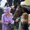 La reine Elizabeth II comblée par la victoire de son cheval Estimat dans la Gold Cup lors du Ladies' Day le 20 juin 2013 au Royal Ascot.