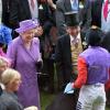 La reine Elizabeth II comblée par la victoire de son cheval Estimat dans la Gold Cup lors du Ladies' Day le 20 juin 2013 au Royal Ascot.
