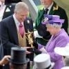 La reine Elizabeth II recevant le trophée de la course des mains de son fils le prince Andrew, comblée par la victoire de son cheval Estimat dans la Gold Cup lors du Ladies' Day le 20 juin 2013 au Royal Ascot.