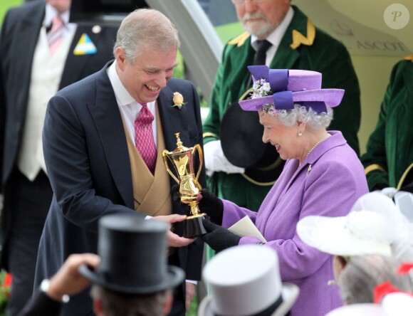 La reine Elizabeth II recevant le trophée de la course des mains de son fils le prince Andrew, comblée par la victoire de son cheval Estimat dans la Gold Cup lors du Ladies' Day le 20 juin 2013 au Royal Ascot.