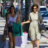 Teri Hatcher et sa fille Emerson font du shopping ensemble à Los Angeles, le 20 juin 2013. Alors que la mère arborait un look rétro très années 1950, sa fille, elle, avait un style plus rock.