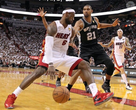 LeBron James et Tim Duncan lors du match 7 des finales NBA à Miami, le 20 juin 2013.