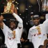 LeBron James et Dwyane Wade célèbrent le titre NBA remporté par Miami Heat face aux Spurs de San Antonio le 20 juin 2013 à Miami.