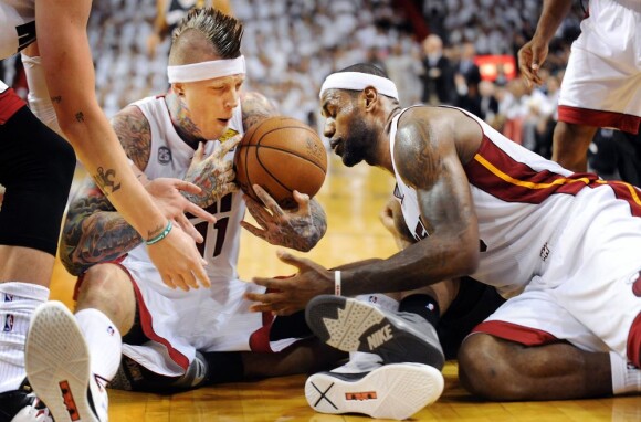 LeBron James et Chris Andersen lors du match 7 des finales NBA à Miami, le 20 juin 2013.