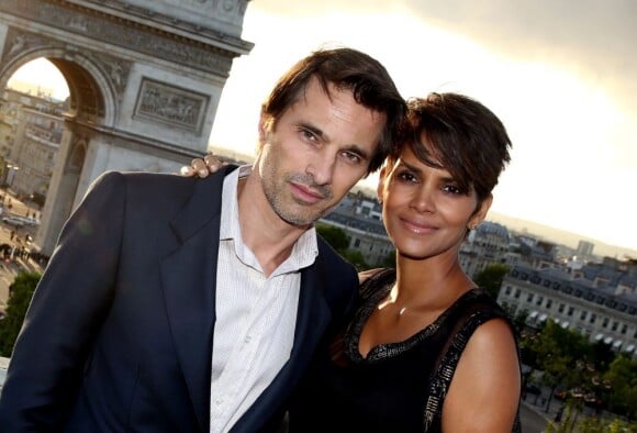 Exclusif - Olivier Martinez et sa fiancée enceinte, Halle Berry, à Paris lors du Champs-Elysées Film Festival le 13 juin 2013