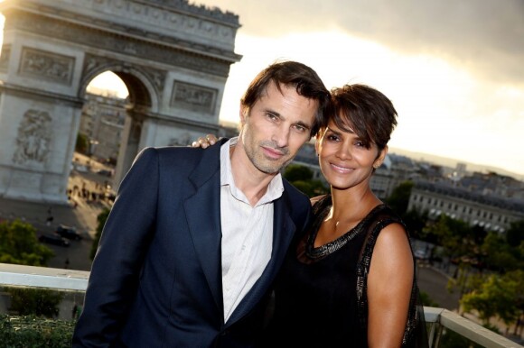 Exclusif - Halle Berry enceinte et Olivier Martinez posant à Paris lors du Champs-Elysées Film Festival le 13 juin 2013