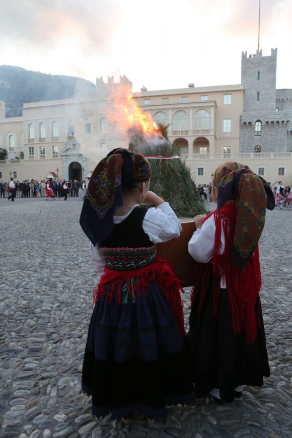 Albert de Monaco, Caroline de Hanovre et Stéphanie de Monaco assistent à la première partie des fêtes de la Saint-Jean, depuis le balcon du palais, le dimanche 23 juin 2013.