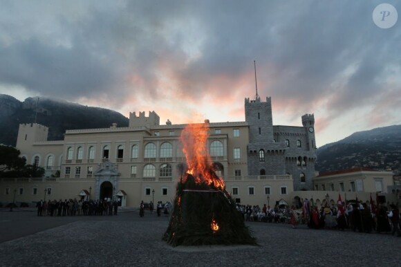 Albert de Monaco, Caroline de Hanovre et Stéphanie de Monaco assistent à la première partie des fêtes de la Saint-Jean, depuis le balcon du palais, le dimanche 23 juin 2013.
