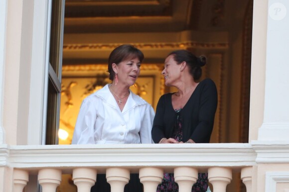 Albert de Monaco, Caroline de Hanovre et Stéphanie de Monaco assistent à la première partie des fêtes de la Saint-Jean, depuis le balcon du palais, le dimanche 23 juin 2013.