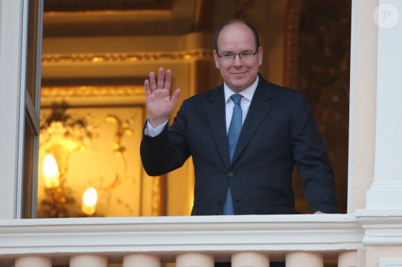 Albert de Monaco assiste à la première partie des fêtes de la Saint-Jean, depuis le balcon du palais, le dimanche 23 juin 2013.