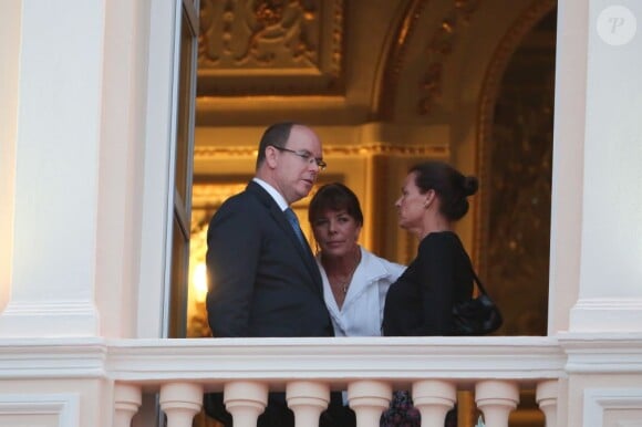 Albert de Monaco, Caroline de Hanovre et Stéphanie de Monaco assistent à la première partie des fêtes de la Saint-Jean, depuis le balcon du palais, le dimanche 23 juin 2013.