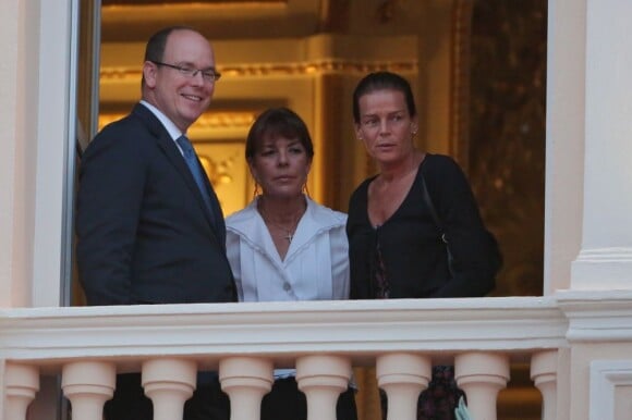 Albert de Monaco et ses soeurs Caroline de Hanovre et Stéphanie de Monaco assistent à la première partie des fêtes de la Saint-Jean, depuis le balcon du palais, le dimanche 23 juin 2013.